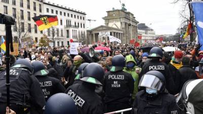 Десятки человек арестованы на акции против карантина в Берлине – двоих уже ждет суд