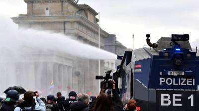 Почти 200 человек задержаны в Берлине во время протестов против карантина