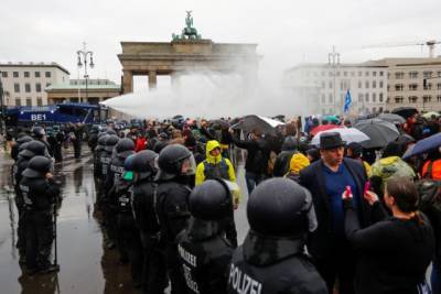 В Берлине на митинге у бундестага задержали 190 человек