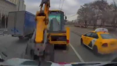 Момент столкновения скорой с трактором на востоке Москвы попал на видео