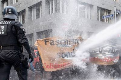 Протестующих разгоняли водометом и газом: что происходит в Берлине