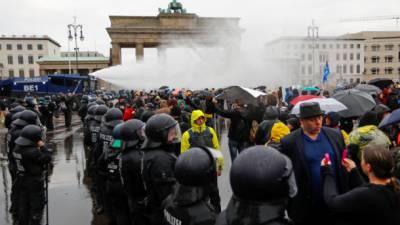 В Берлине протестующие против карантина пытались прорваться в Бундестаг