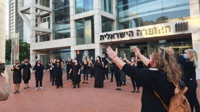 55 уволенных артистов Израильской оперы спели на улице в знак протеста