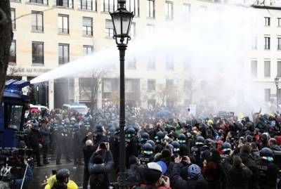 Протесты в Берлине против карантина: силовики применили водометы и перцовые баллончики