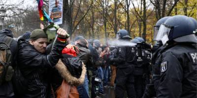 Задержали почти 200 человек. В Берлине акция против карантина переросла в столкновения с полицией — фоторепортаж
