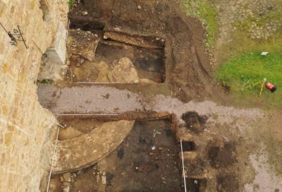 Археологи нашли остатки ронделя XV века во время раскопок в Ивангородской крепости