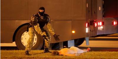 Силовик над телом протестующего. Два снимка с протестов в Беларуси стали одними из лучших фото года Reuters
