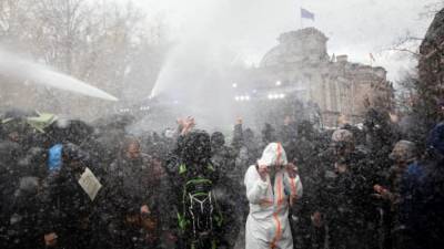 Полиция остановила демонстрацию в Берлине водометами