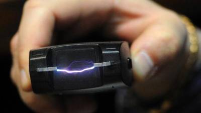 Полиция предлагает приравнять электрошокер к огнестрельному оружию