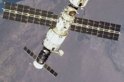 Космонавты потеряли поручень гермоконтейнера при выходе в открытый космос