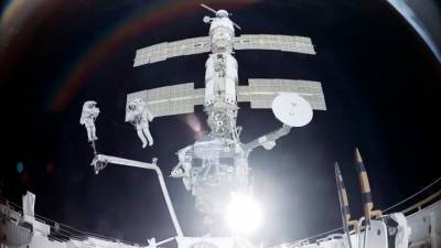 Космонавты вышли "на улицу": россияне будут в открытом космосе 6 часов