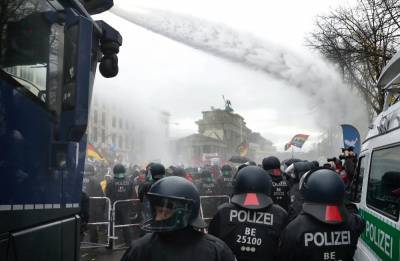 В Берлине задержали не меньше 365 человек на акции протеста против карантинных мер
