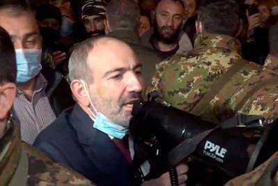 Пашинян вышел к своим сторонникам в Ереване