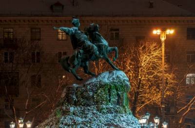 В соцсетях появились завораживающие снимки заснеженного вечернего Киева (ФОТО)