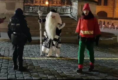 В Москве на Красной площади задержали Деда Мороза и его помощников-эльфов