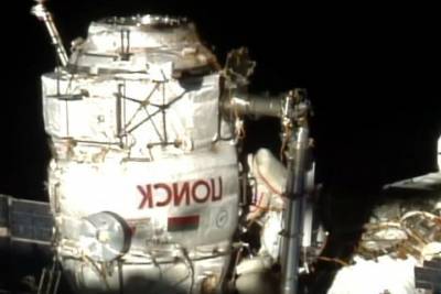 При выходе российских космонавтов из МКС в космос улетела неопознанная деталь