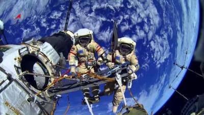 Российские космонавты оконфузились в открытом космосе