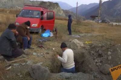 Армяне едут из Карабаха, но сначала выкапывают мертвых из могил (ВИДЕО)
