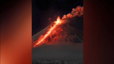 На Камчатке вулкан Ключевская Сопка выбросил столб пепла на высоту до 7,5 километров