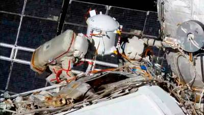 Успели не всё: космонавты завершили шестичасовой выход в открытый космос