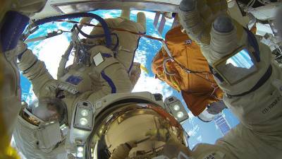 Космонавты РФ в 2021 году установят рекорд по числу выходов с борта МКС