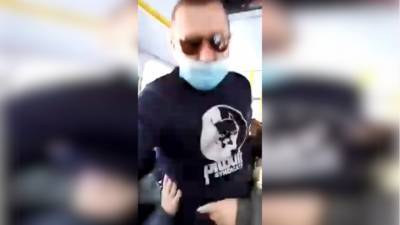 На Урале водитель автобуса подрался с пассажиром после отказа надеть маску