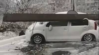Во Владивостоке бетонный столб рухнул на припаркованный автомобиль