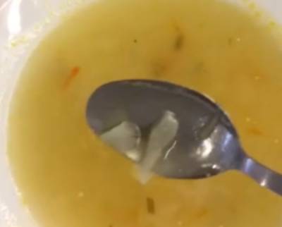 В Петербурге родители пожаловались на «крепостной суп» в школьной столовой