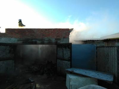В Астраханской области за сутки сгорели гараж и хозпостройка