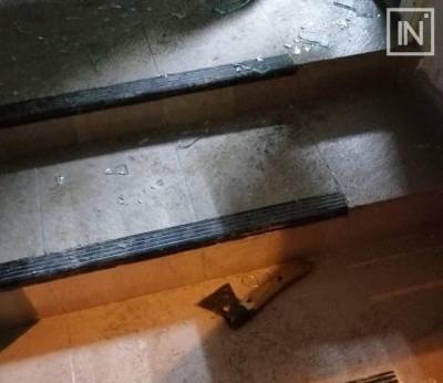 Житель Екатеринбурга топором разрубил дверь магазина, чтобы украсть телефоны