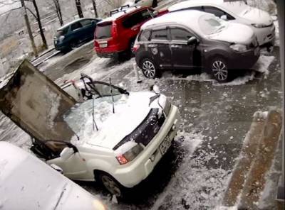 Момент падения раздавившей автомобиль бетонной плиты попал на видео
