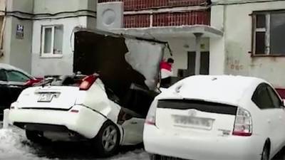 Бетонная плита рухнула с крыши дома на авто во Владивостоке