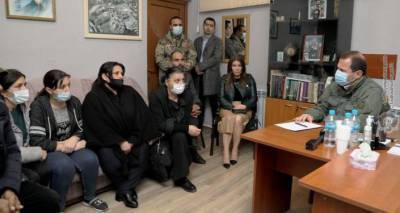 Глава МО Армении Давид Тоноян принял членов семей без вести пропавших военнослужащих
