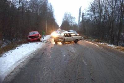 В Тверской области на скользкой дороге столкнулись две легковушки