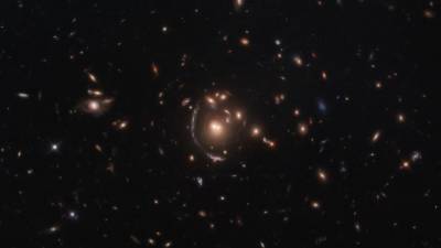 С помощью «Хаббла» сфотографировали гигантскую гравитационную линзу