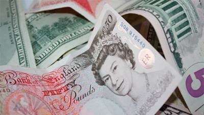 Фунт дешевеет к доллару 19 ноября на рисках вокруг сделки Великобритании и ЕС