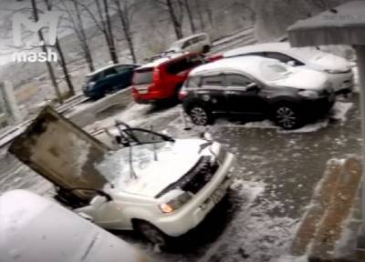 «Только купил»: в Приморье из-за ледяного дождя бетонная плита разнесла автомобиль
