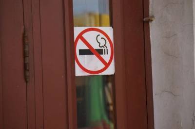 Роспотребнадзор призвал бросить курить из-за COVID-19