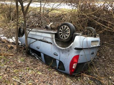 В Тверской области на въезде в Нелидово в кювет вылетела легковушка, пострадал водитель
