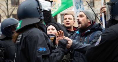 Карантин до февраля, уличные протесты и помощь армии: вторая волна COVID-19 в Европе