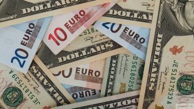 Доллар и евро укрепились в начале торгов Московской биржи