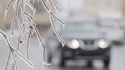 Житель Владивостока увернулся от бетонной плиты, когда чистил авто от снега - видео
