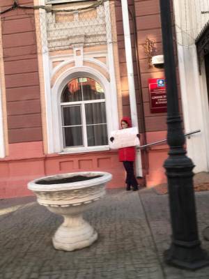 У здания администрации Астрахани проходит одиночный пикет
