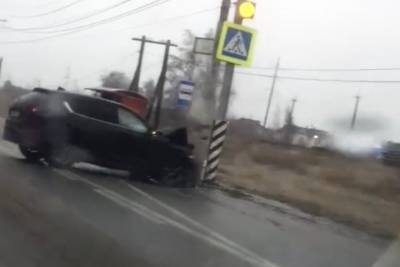 На Московском шоссе в Рязани «Мазда» врезалась в столб