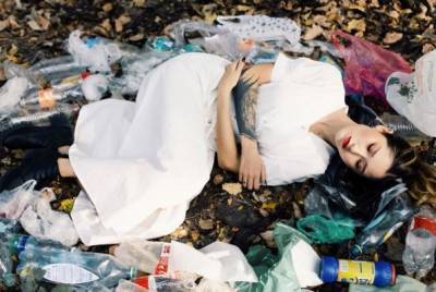 Дочь экс-президента Киргизии сфотографировалась в куче мусора
