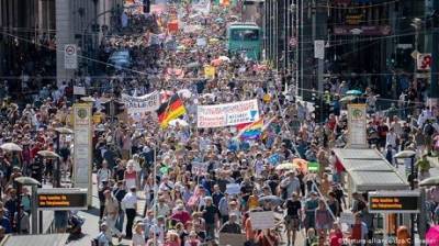 В Берлине вспыхнули мощные антиковидные протесты (ВИДЕО)