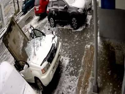 Во Владивостоке упавшая с крыши бетонная плита насквозь прошила автомобиль (видео)