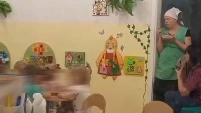 В детском саду в Комсомольске-на-Амуре няня побила девочку во время завтрака
