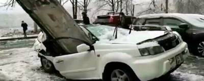 Во Владивостоке бетонная плита с жилого дома упала на припаркованный у подъезда автомобиль