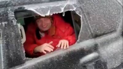 "Вот так машины чистим сегодня": приморский депутат головой сбивает лед с авто